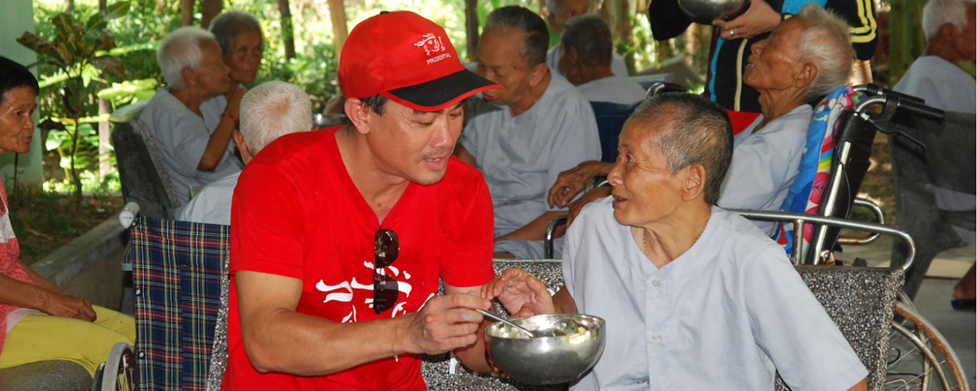 PRUVolunteer assists the elderly during a meal