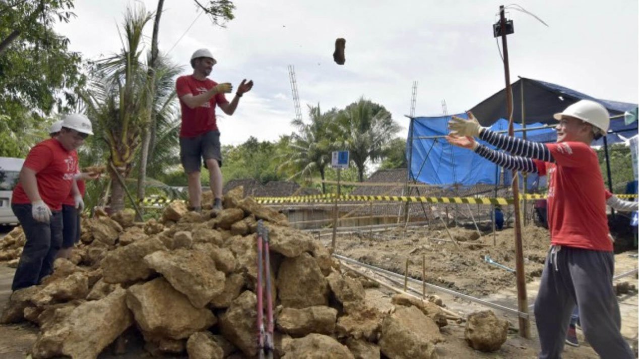 PRUVolunteers help build an Early Childhood Education Centre and housing in Siem Reap